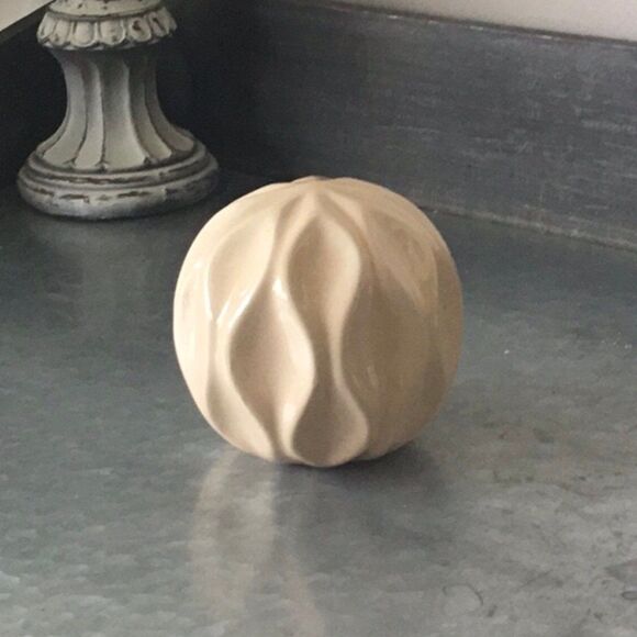 Peach ceramic orb sphere simple minimal decor - Picture 3 of 4